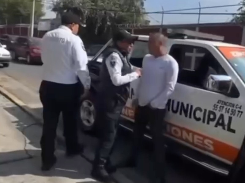 Policía de tránsito extorsiona a automovilista en Tlalnepantla