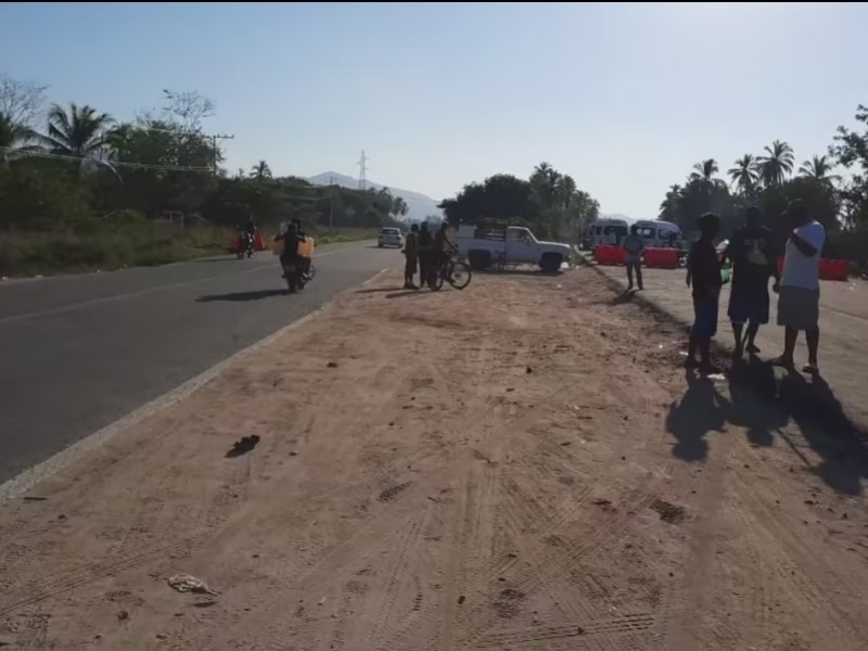 Policía del Estado liberan carretera Acapulco-Zihuatanejo; desalojan a pescadores
