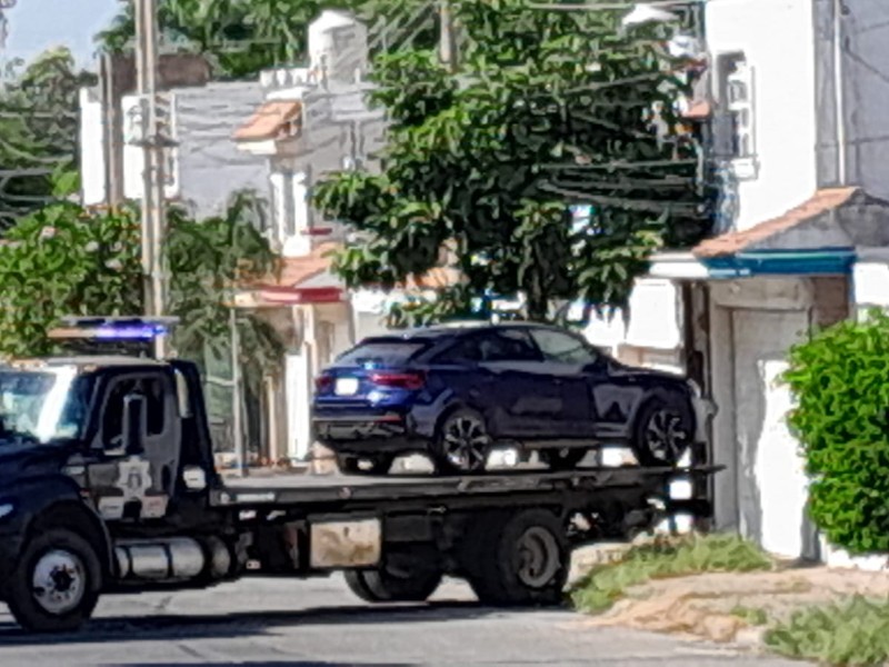 Policía estatal aseguró un vehículo en un domicilio en Villa Universidad, Culiacán