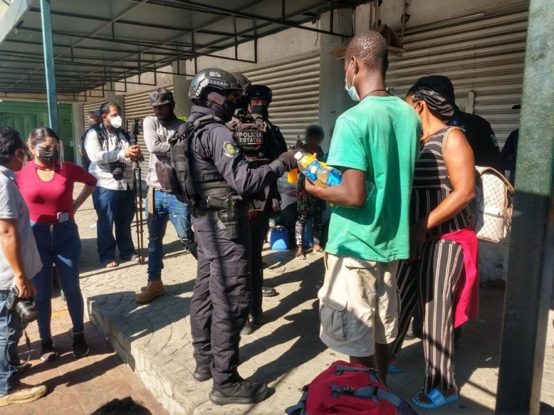 Policía Estatal brinda “acompañamiento” a haitianos varados en Acapulco