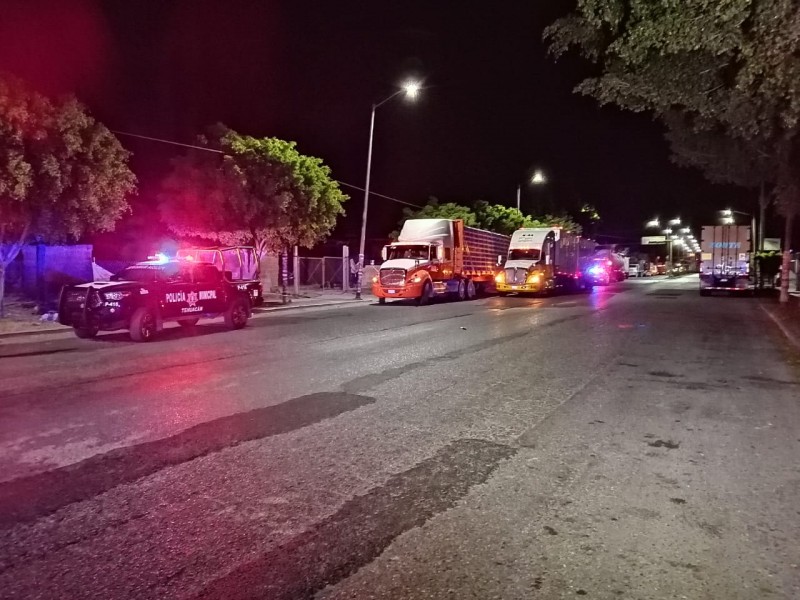 Policía estatal custodia caravana de camioneros