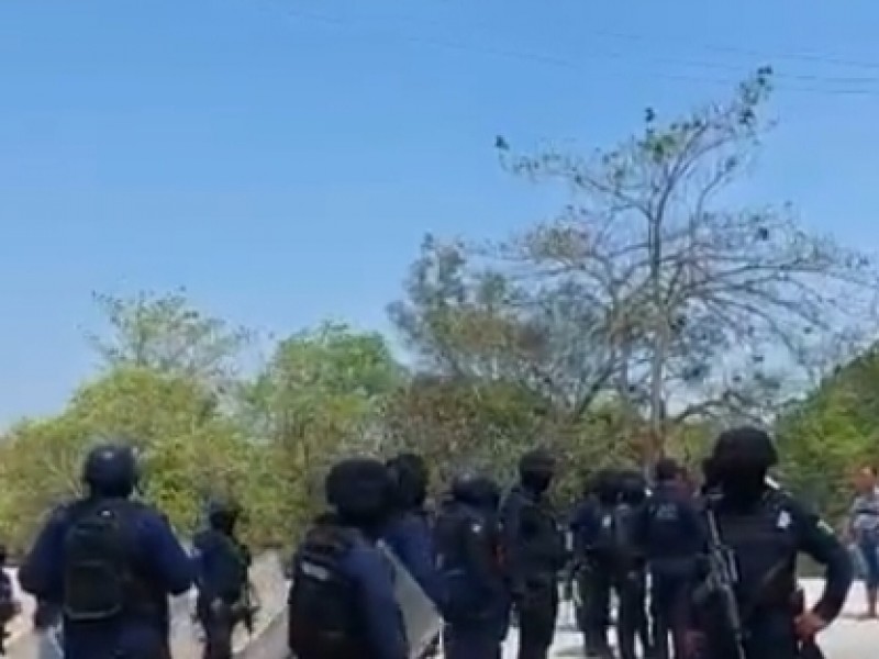 Policía estatal desaloja manifestantes ante bloqueo carretero