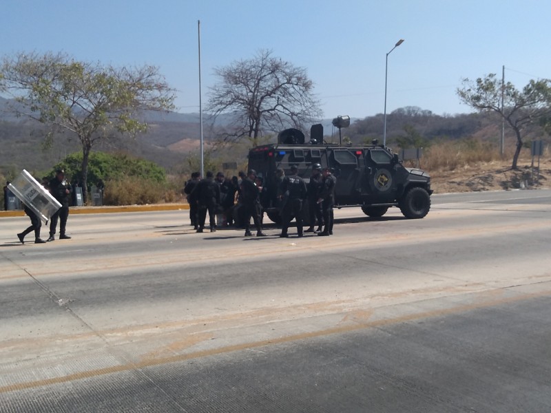 Policía resguarda caseta ante presencia de normalistas