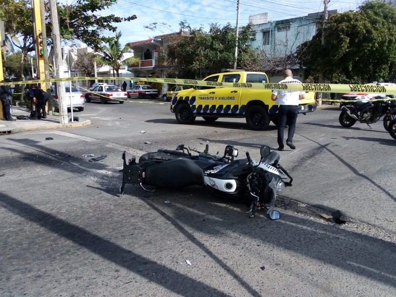 Policía Estatal impacta contra camioneta en calles de Veracruz