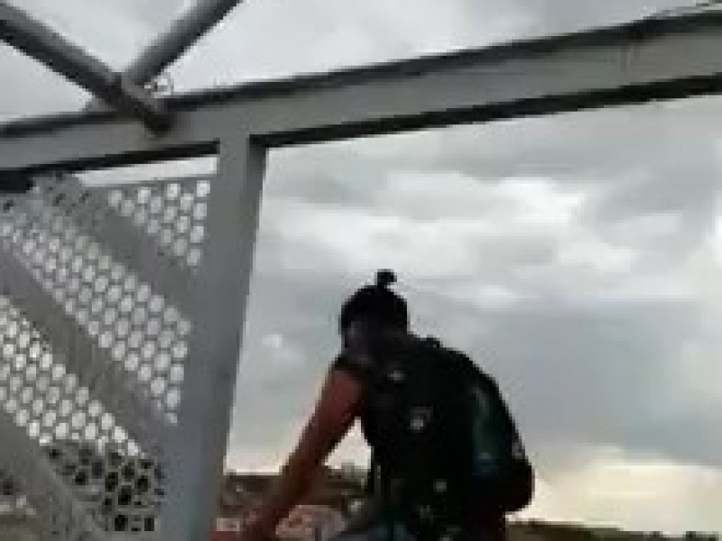 Policía evita que hombre salte de puente