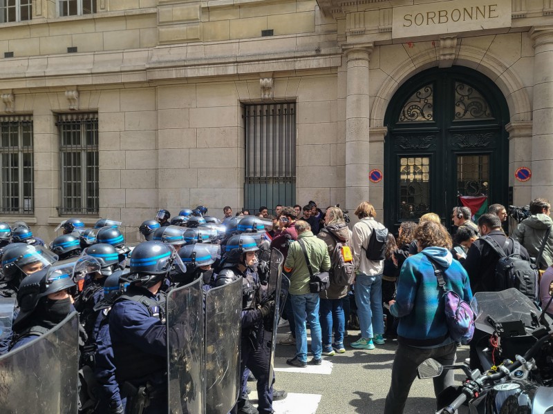 Policía expulsa de La Soborna de París a estudiantes propalestinos