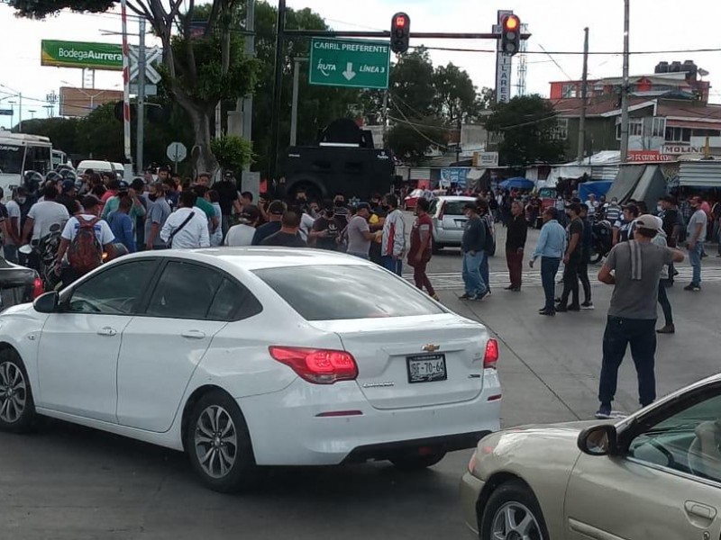 Policía golpeado en riña de Mercado Hidalgo