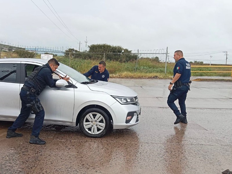 Policía municipal auxilia a conductor varado en el fraccionamiento San Juan