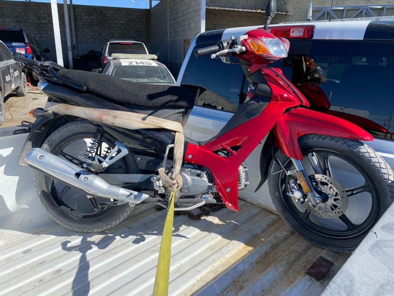 Policía Municipal detiene a individuos con motocicleta