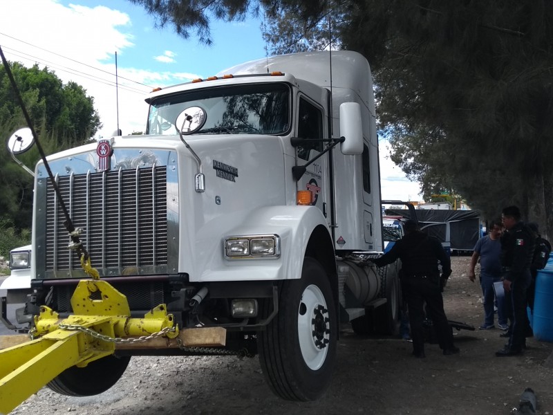 Policía municipal recupera tráiler con reporte de robo