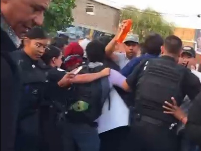 Policía municipal retira a jóvenes que bloqueaban el López Mateos