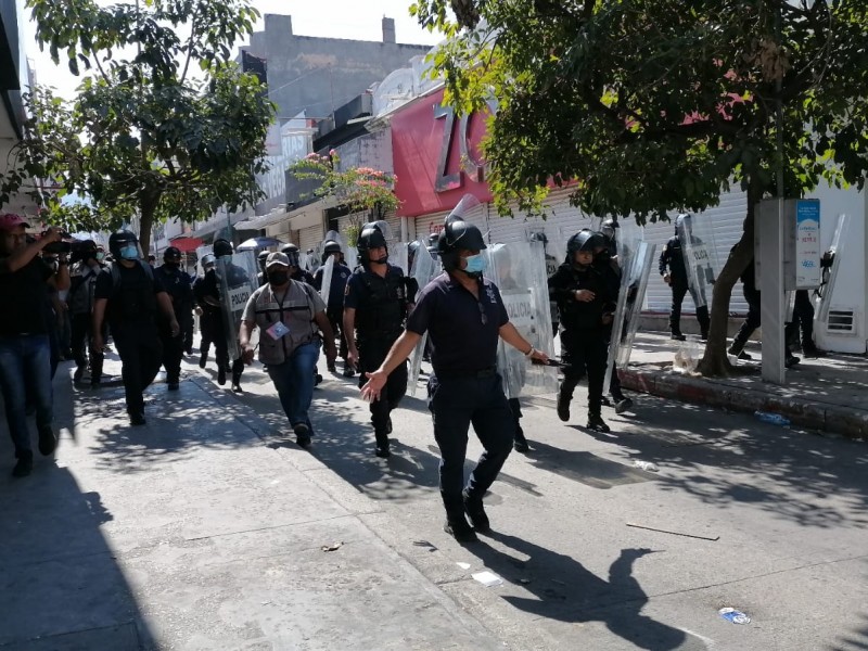 Policía municipal toma control del centro desaloja ambulantes