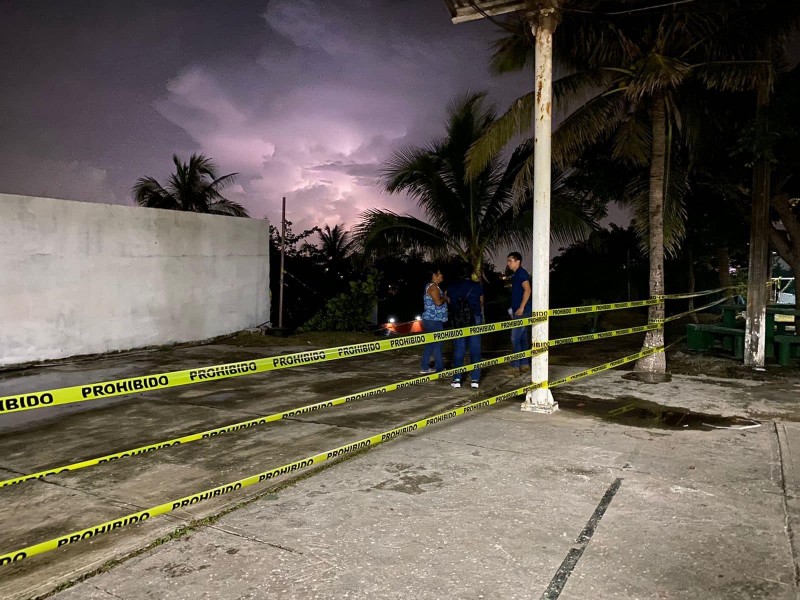 Policía resguarda escuela tras colapso de barda perimetral