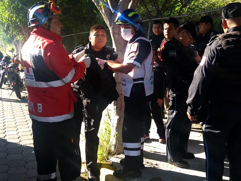 Policía resulta lesionado al derrapar