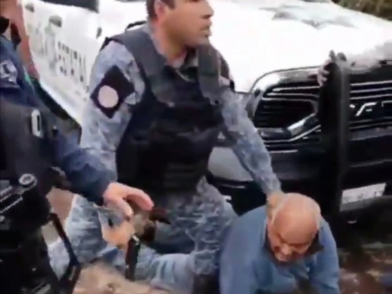 Policía somete a persona de la tercera edad en Huauchinango