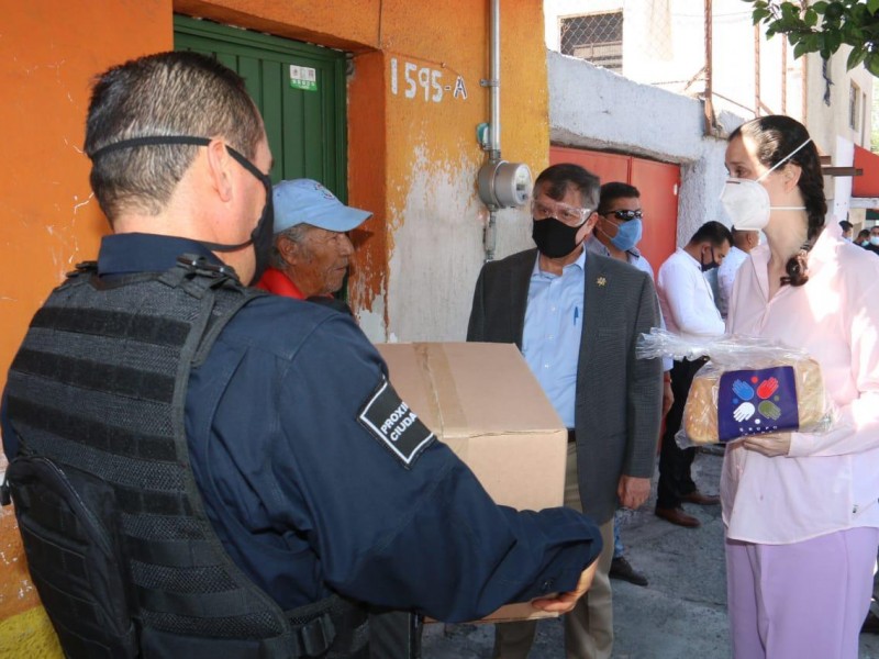 Policía tapatía entrega despensas a familias de escasos recursos