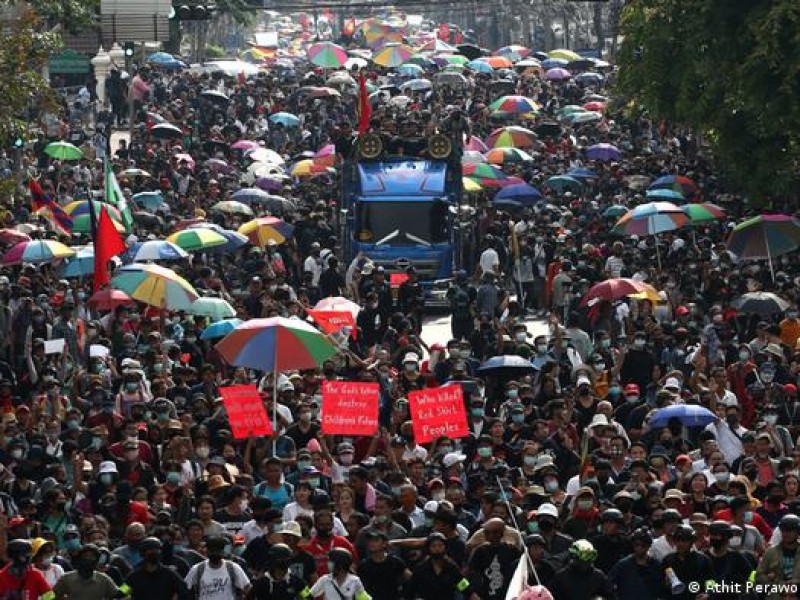 Policía y manifestantes vuelven a enfrentarse en Bangkok