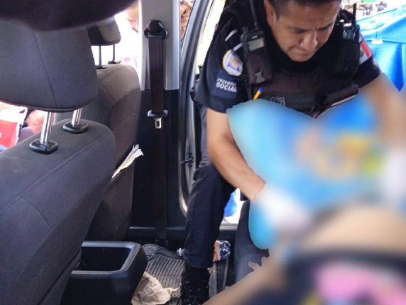 Policías auxilian a joven madre dar a luz dentro de un vehículo