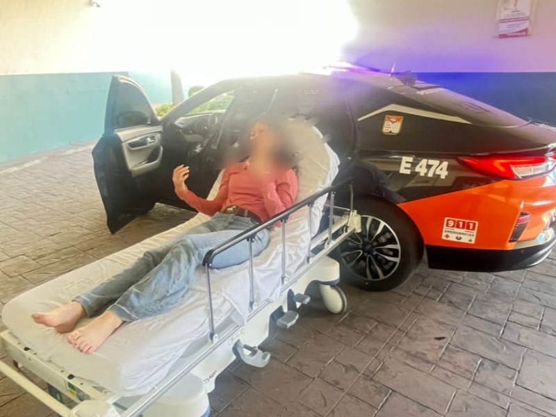 Policías auxilian a una mujer tras caer de caballo