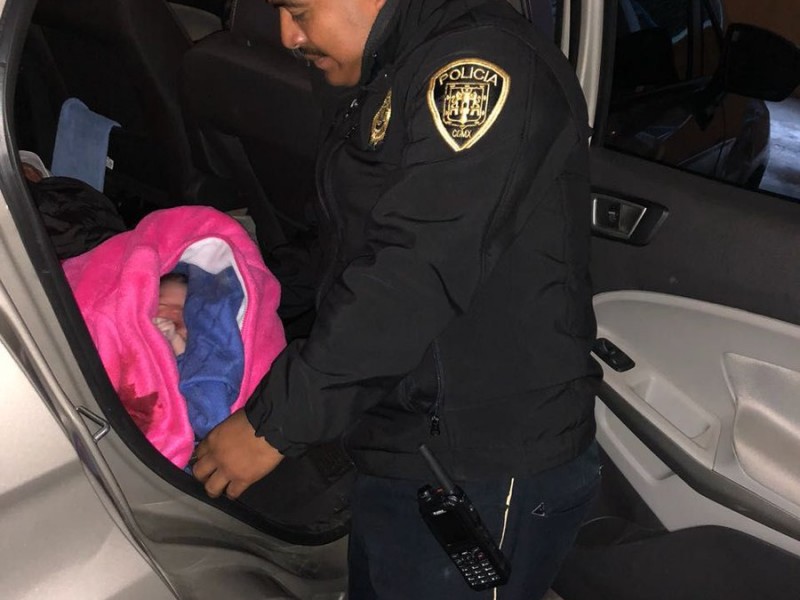 Policías ayudan a mujer a dar a luz