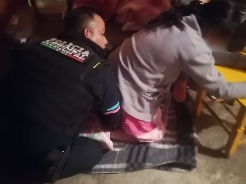 Policías ayudan a mujer a dar a luz