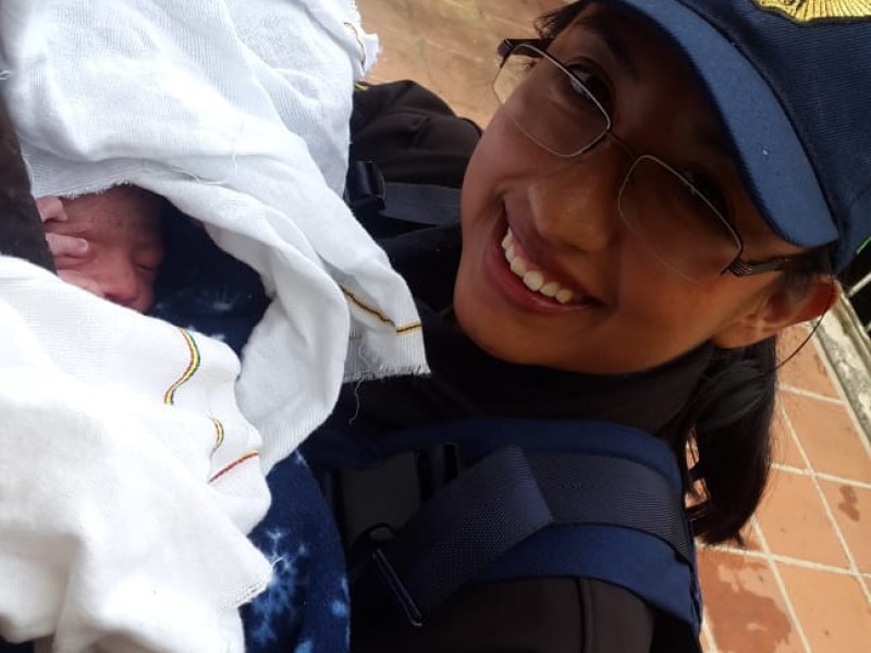 Policías ayudan a mujer en labor de parto