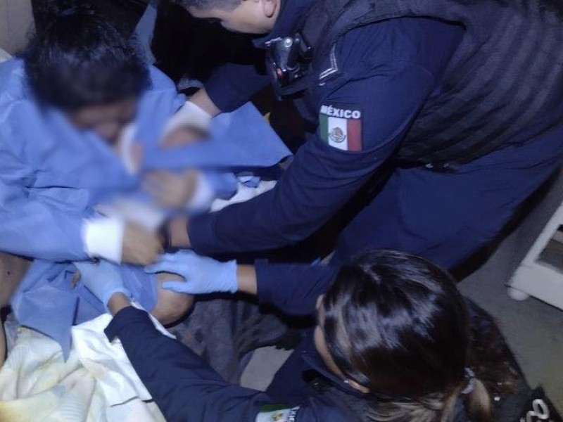 Policías ayudan a xalapeña en labor de parto