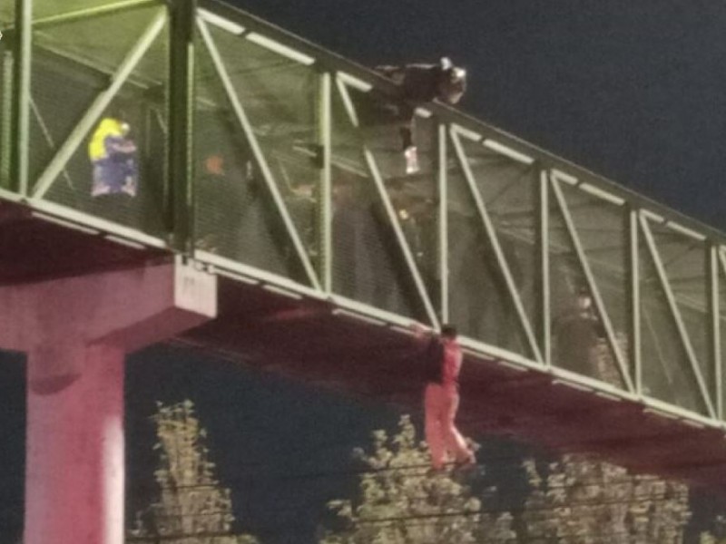 Policías capitalinos evitan suicidio en Puente Peatonal