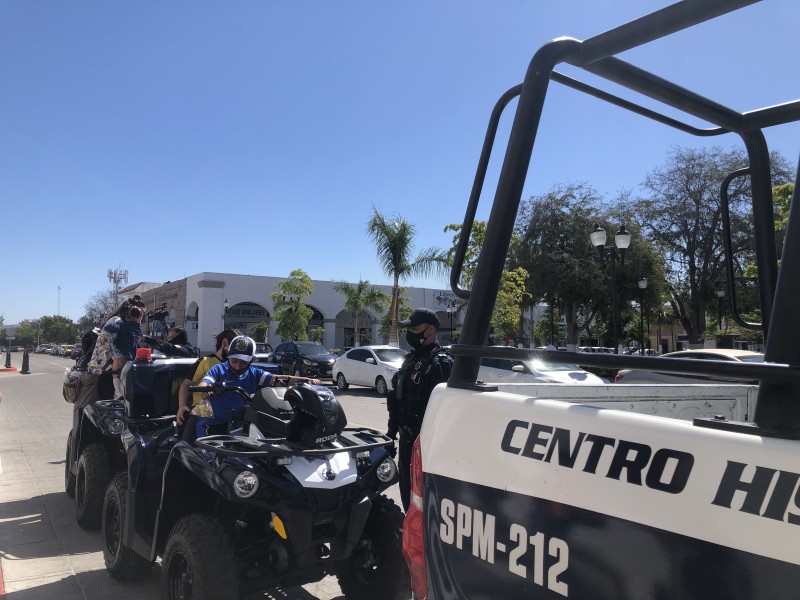 Policías celebran a niñas y niños en La Paz