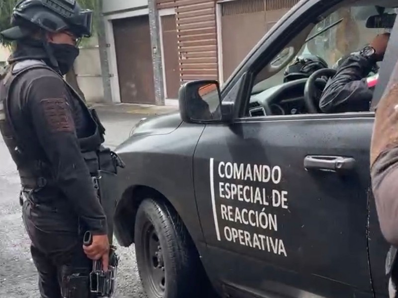Policias con armas largas realizan inspecciones arbitrarias en Toluca