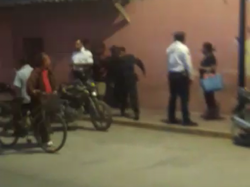 Policías de Ajalpan golpean a motociclista sin casco
