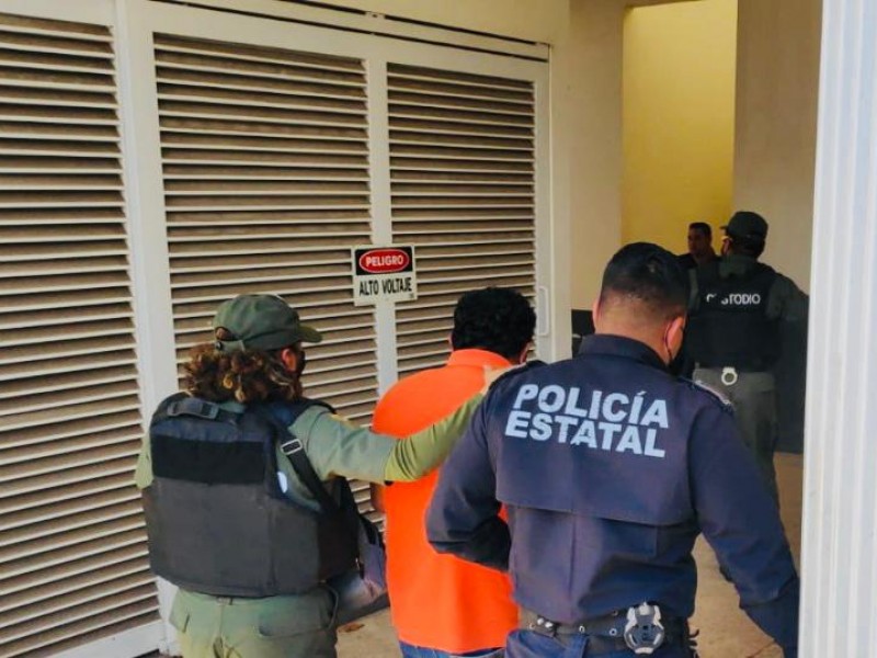 Policías de Álamo detenidos por supuestos delitos