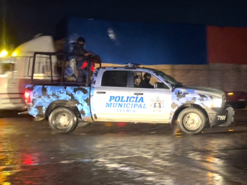 Policias de Celaya golpean a dos periodistas en Comonfort.