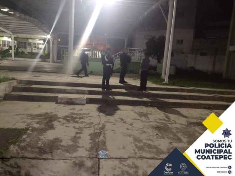 Policías de Coatepec inhiben posible robo en escuela