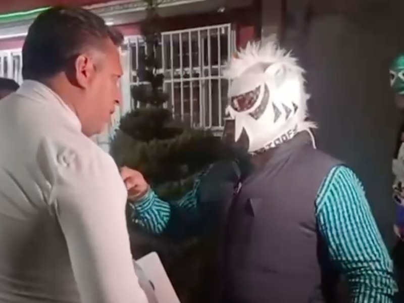 Policías de Ecatepec utilizan patrulla en acto de lucha libre