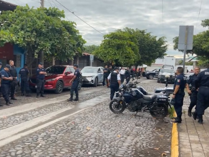 Policías de Tecomán paran labores por descuentos injustificados en salarios
