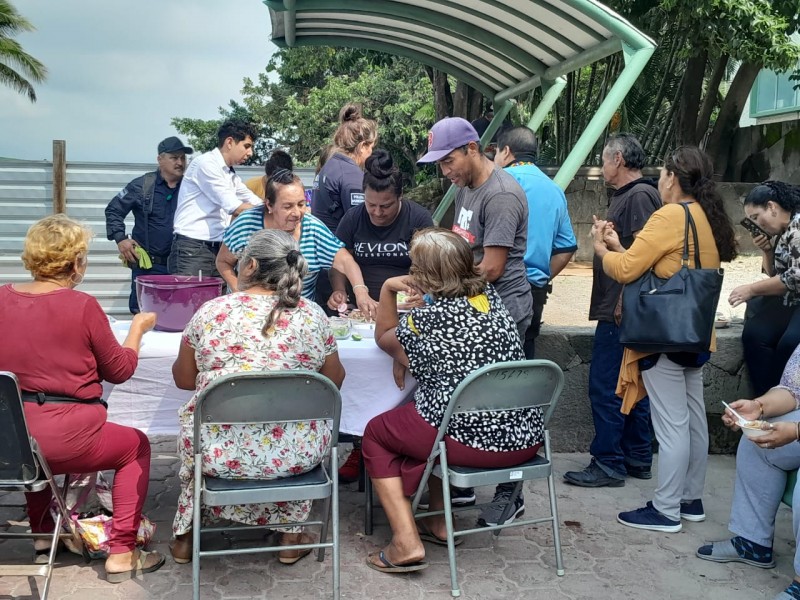 Policías de Tepic llevan comida mexicana a familiares de pacientes