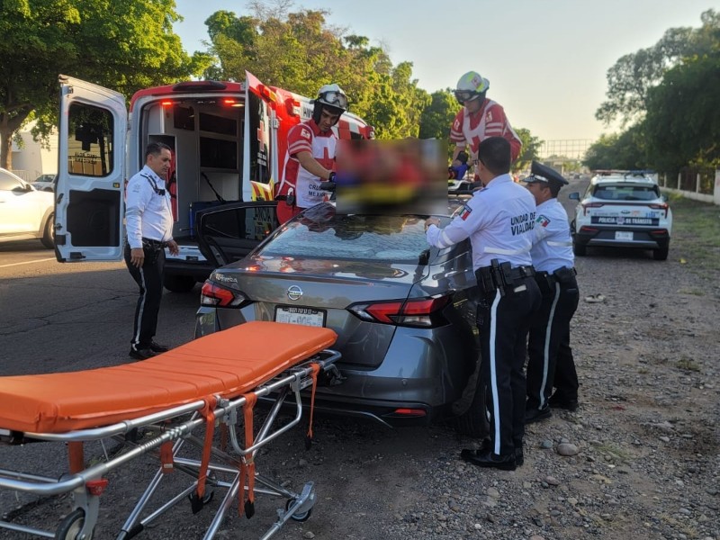 Policías de Tránsito auxilian a un lesionado en accidente vial en Culiacán