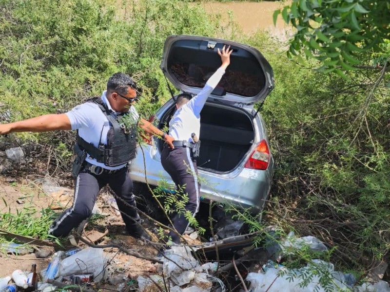 Policías de Tránsito rescatan a mujer de caer a canal