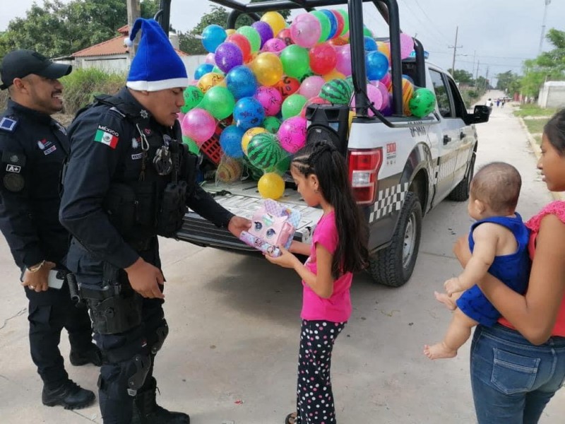 Policías de Veracruz regalan juguetes en Navidad