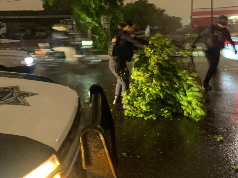 Policías de Vialidad auxilian a conductores durante lluvias en Culiacán
