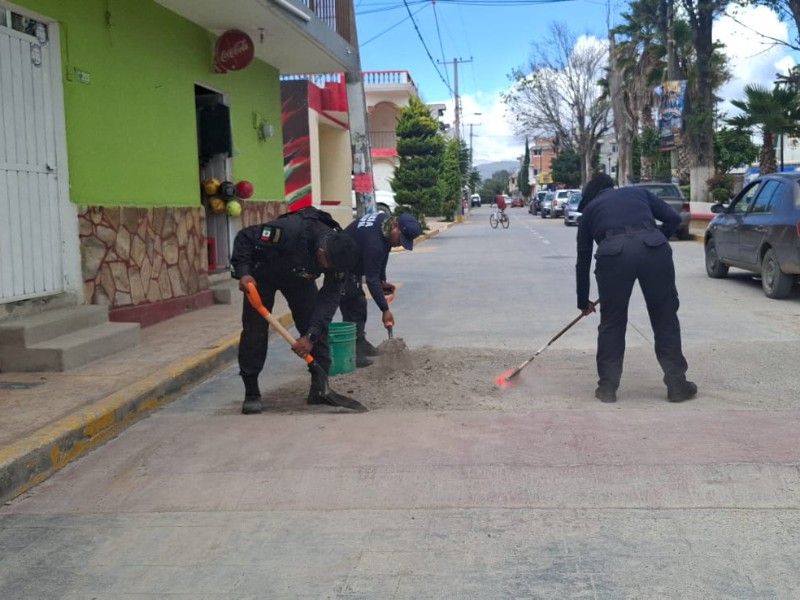 Policias dejan armas por palas y graba para bachear: Chapulco
