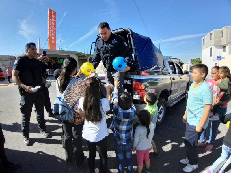 Policías del Marqués reparten juguetes a niños necesitados