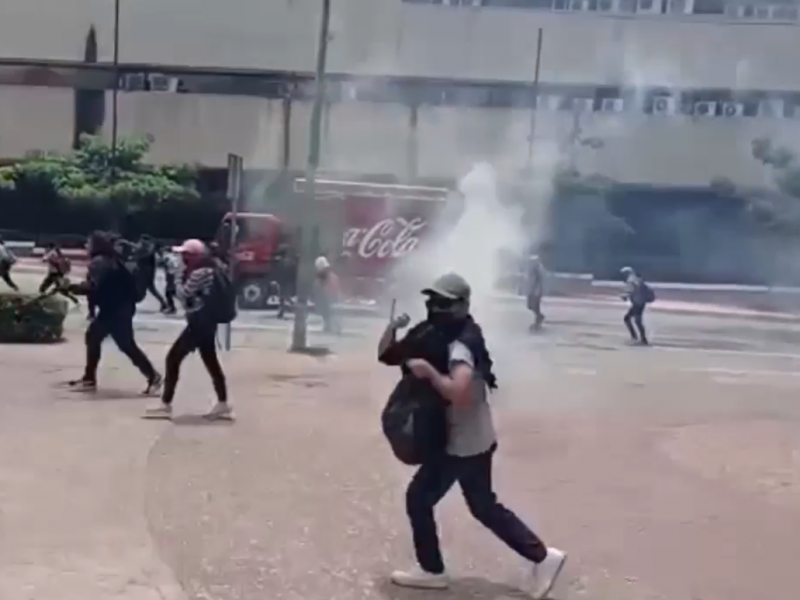 Policías desalojan a normalistas en Tuxtla Gutiérrez