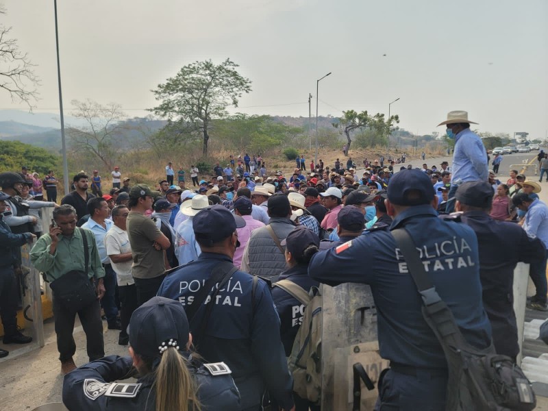 Policías desalojan caseta que permanecía bloqueada