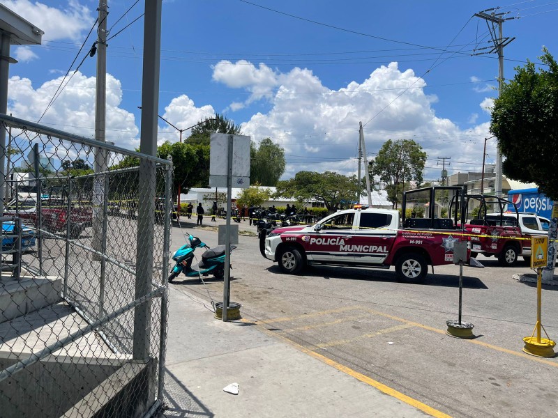 Policías disparan a hombre armado que agredía a su pareja
