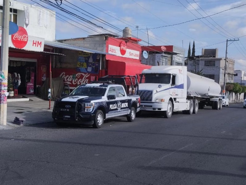 Policías en San Juan detienen unidad que transportaba huachicol