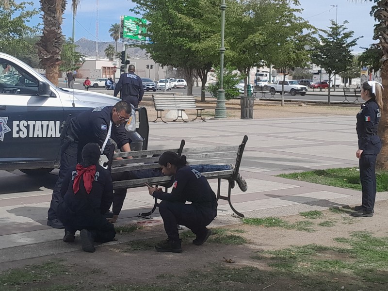 Policías estatales auxilian a hombre en situación de calle lesionado