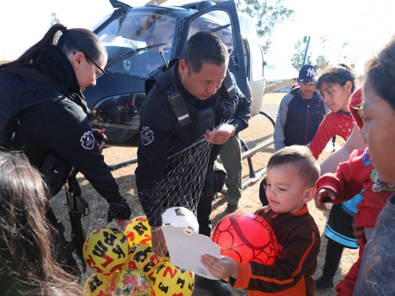 Policías estatales reparten juguetes a niños en condiciones vulnerables