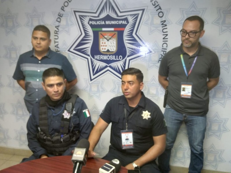 Policías evitan que mujer se aviente de un puente